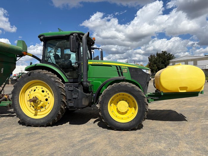 2019 John Deere 7210R Green