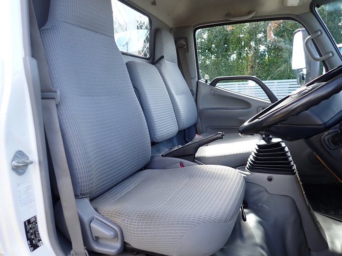 2013 HINO DUTRO 300 WHITE