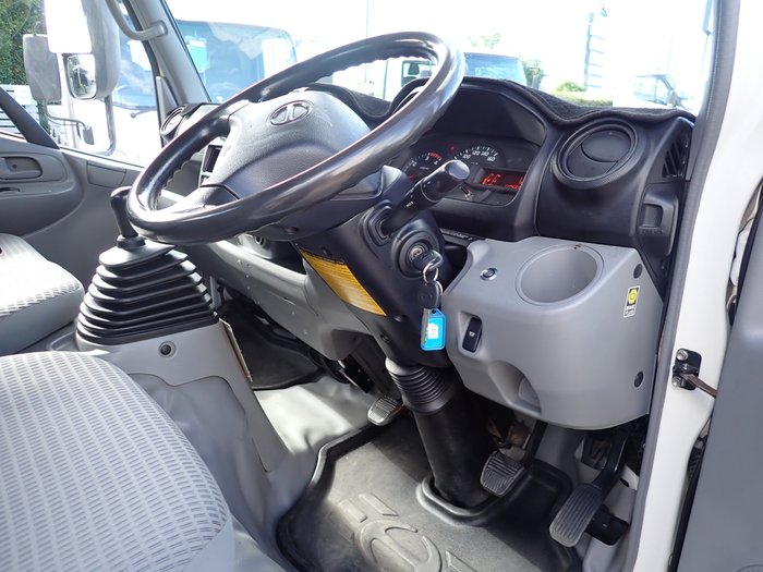 2013 HINO DUTRO 300 WHITE