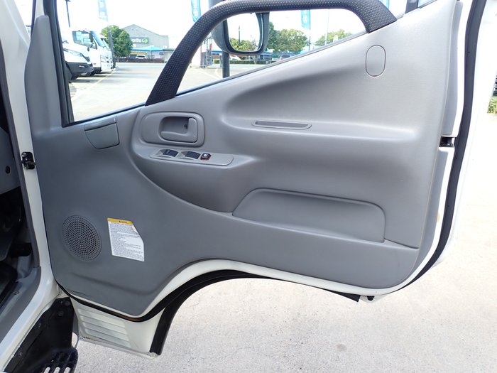 2013 HINO DUTRO 300 WHITE