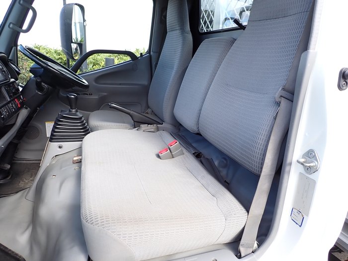 2013 HINO DUTRO 300 WHITE
