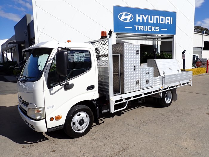 2013 HINO DUTRO 300 WHITE