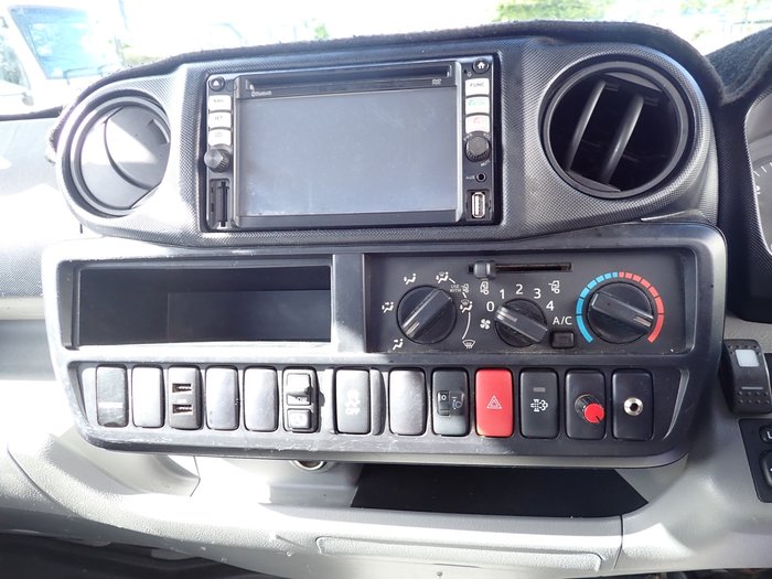 2013 HINO DUTRO 300 WHITE