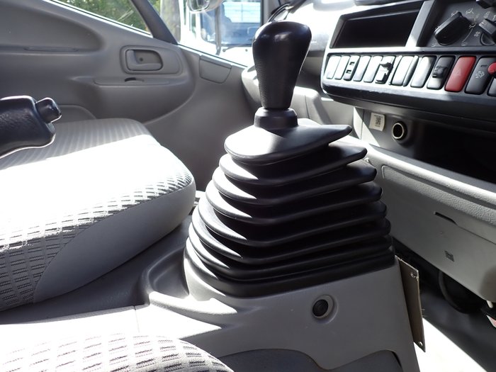 2013 HINO DUTRO 300 WHITE