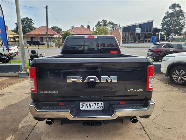 2024 RAM BIG HORN 1500 1500 Big Horn Crew Cab MY24 (6'4 Tub) Hydro Blue Pearl and Delmonico Red Pearl only Diamond Black