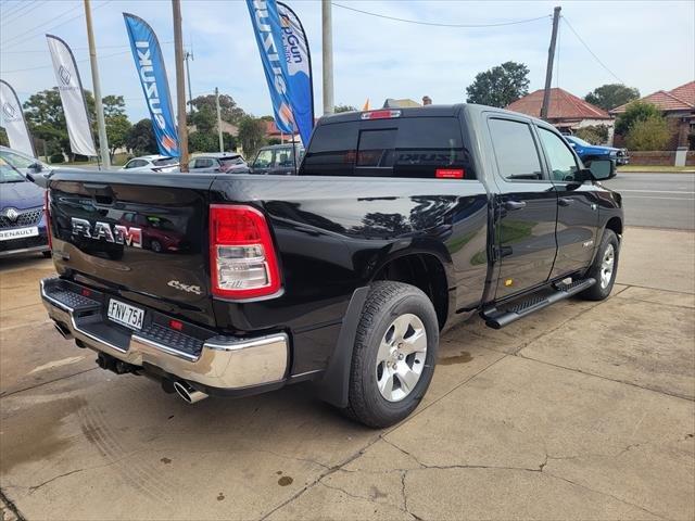 2024 RAM BIG HORN 1500 1500 Big Horn Crew Cab MY24 (6'4 Tub) Hydro Blue Pearl and Delmonico Red Pearl only Diamond Black