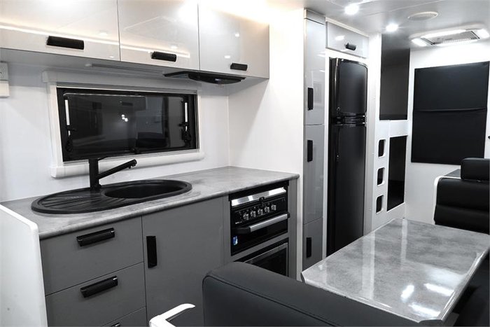 2025 VICTORY CARAVANS Trophy 22 Family