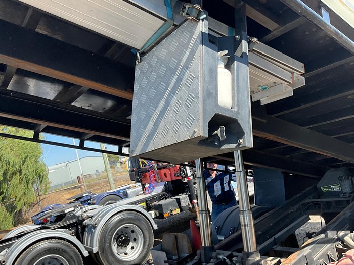 2000 IZUZU Frr500a 175 Siteck Tilt Tray Read Full Spec $45000+Gst IZUZU FRR 500 175 SITECK WHITE