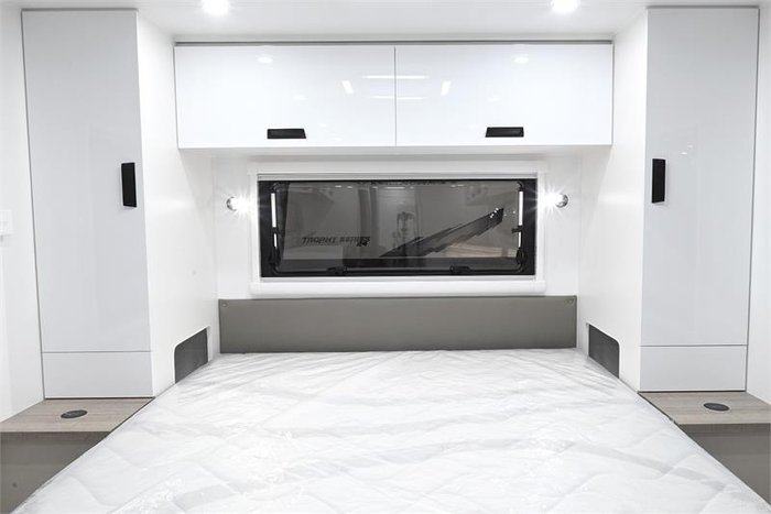 2025 VICTORY CARAVANS Trophy 21'6 bunk