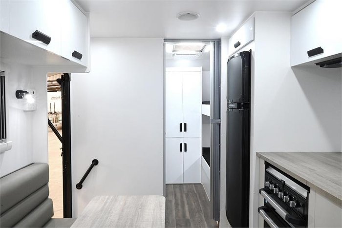 2025 VICTORY CARAVANS Trophy 21'6 bunk