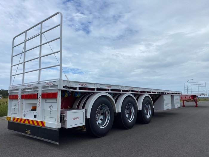 2024 Lusty Pumpa 45' Flat Top Extendable R/Train Lead Trailer