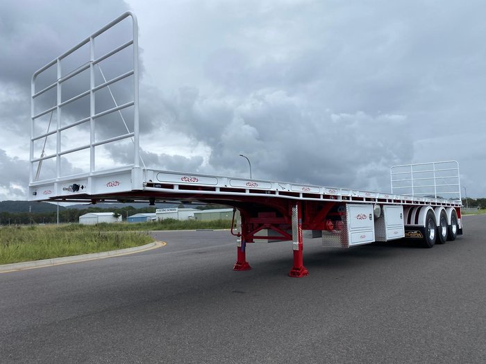 2024 Lusty Pumpa 45' Flat Top Extendable R/Train Lead Trailer