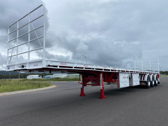 2024 Lusty Pumpa 45' Flat Top Extendable R/Train Lead Trailer