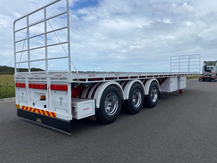 2024 Lusty Pumpa 45' Flat Top Extendable R/Train Lead Trailer