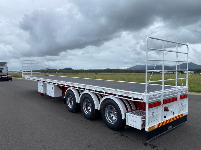2024 Lusty Pumpa 45' Flat Top Extendable R/Train Lead Trailer