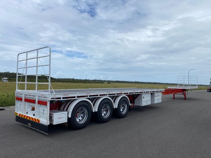 2024 Lusty Pumpa 45' Flat Top Extendable R/Train Lead Trailer