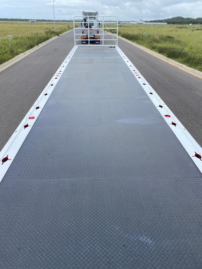 2024 Lusty Pumpa 45' Flat Top Extendable R/Train Lead Trailer