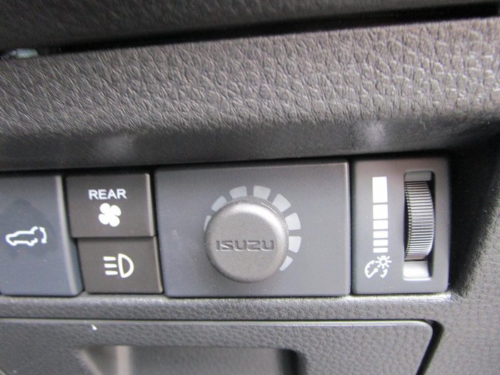 2024 Isuzu MU-X X-TERRAIN