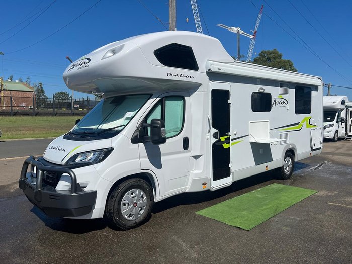 2025 Avan Ovation M6 Island Bed