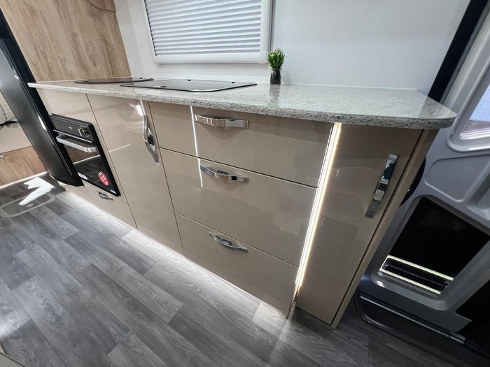 2025 Avan Ovation M6 Island Bed