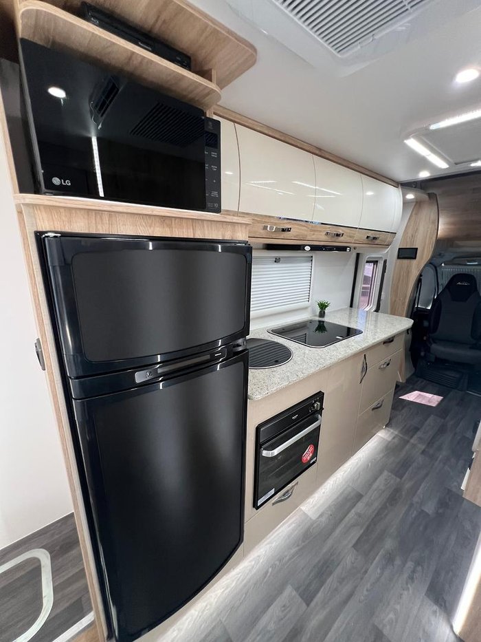 2025 Avan Ovation M6 Island Bed