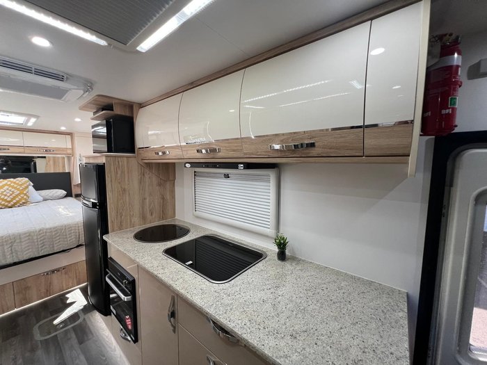 2025 Avan Ovation M6 Island Bed