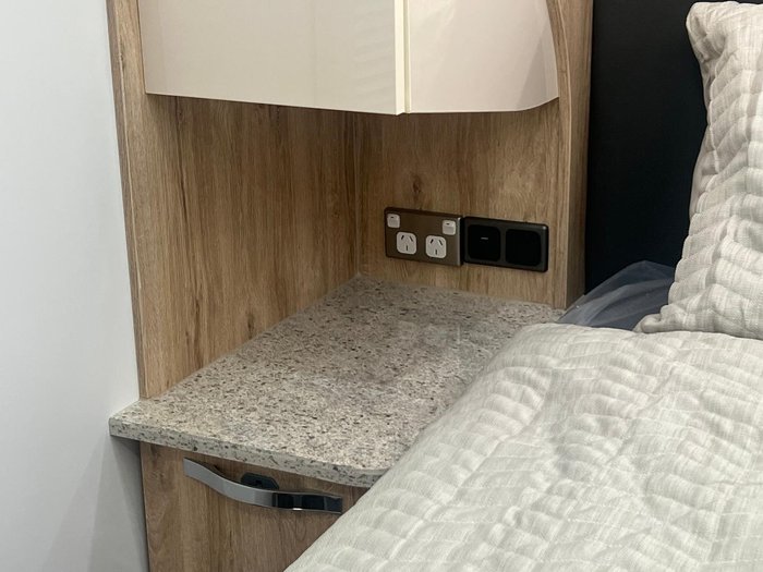 2025 Avan Ovation M6 Island Bed