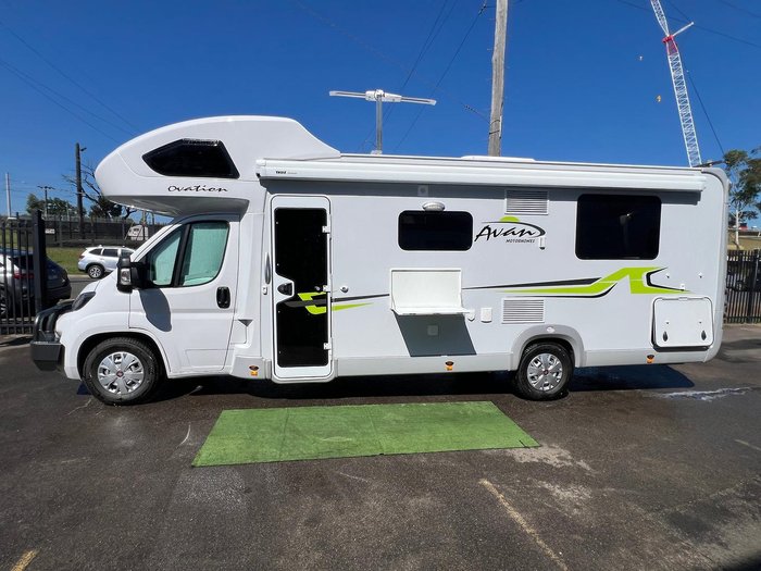 2025 Avan Ovation M6 Island Bed