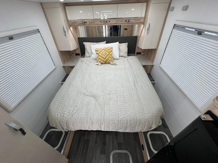 2025 Avan Ovation M6 Island Bed