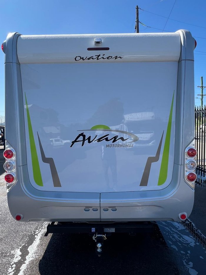 2025 Avan Ovation M6 Island Bed