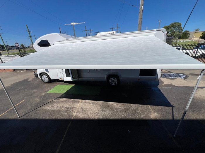 2025 Avan Ovation M6 Island Bed