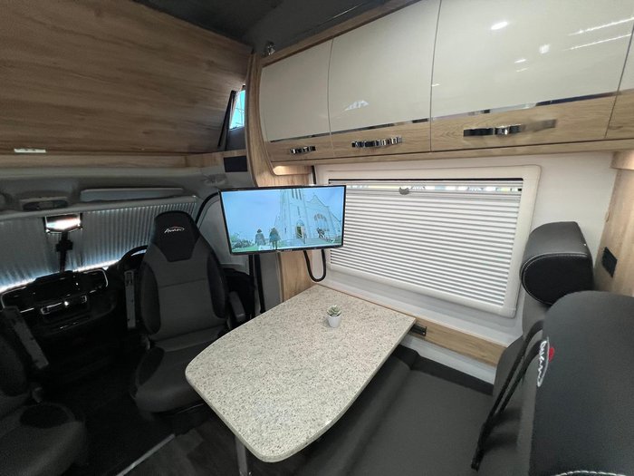 2025 Avan Ovation M6 Island Bed