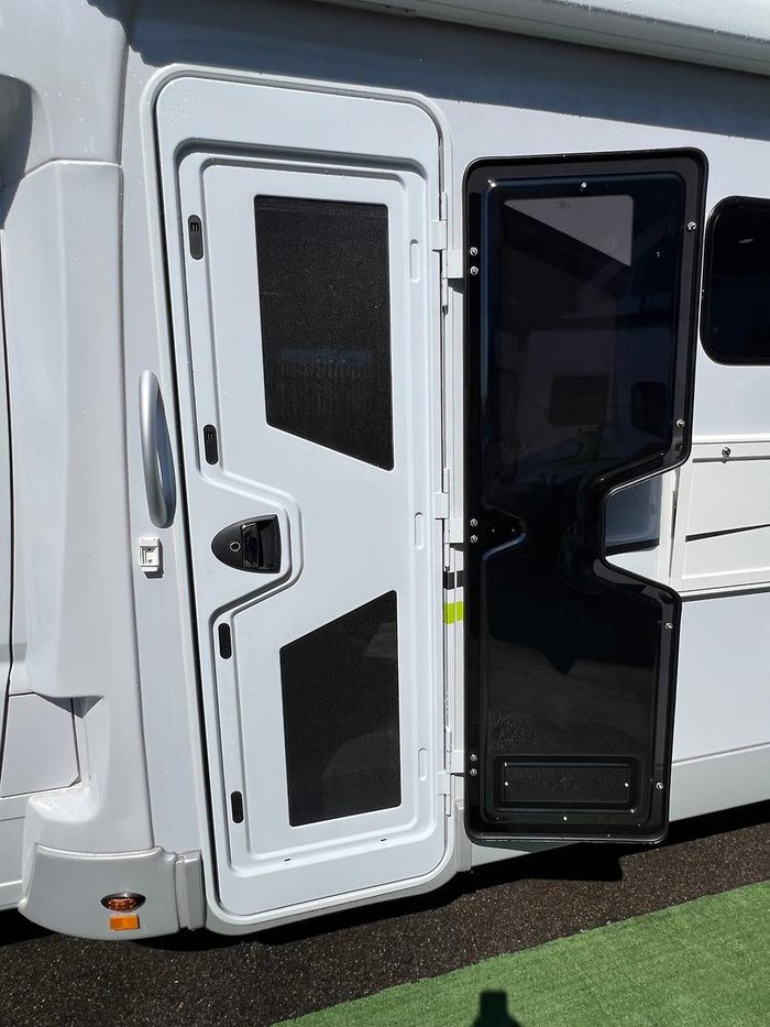 2025 Avan Ovation M6 Island Bed