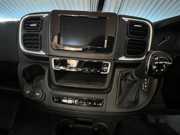 2025 Avan Ovation M6 Island Bed