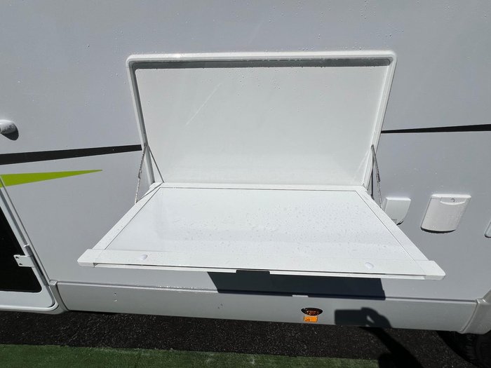 2025 Avan Ovation M6 Island Bed