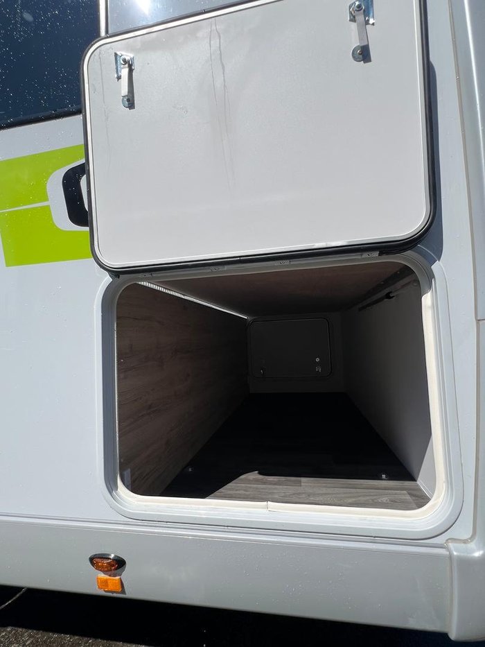 2025 Avan Ovation M6 Island Bed