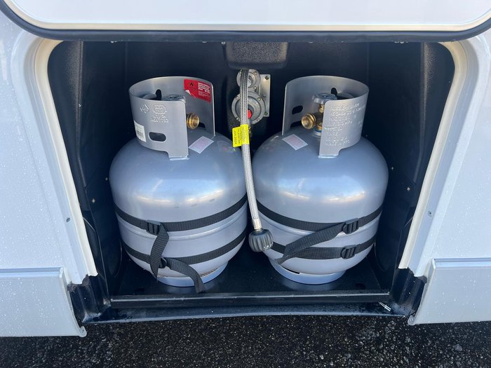 2025 Avan Ovation M6 Island Bed