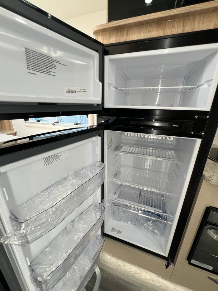 2025 Avan Ovation M6 Island Bed