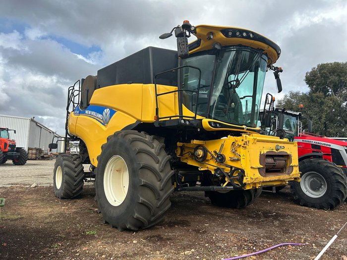 2016 New Holland Cr7.90 Combine Harvester