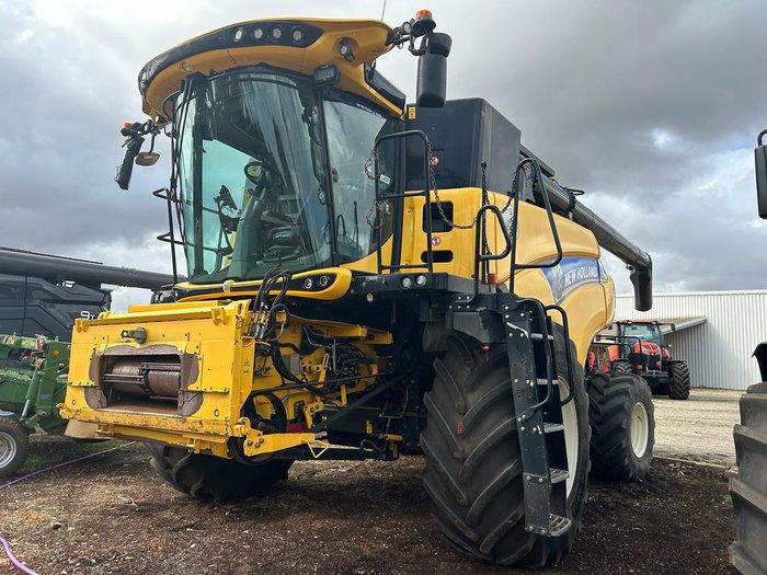 2016 New Holland Cr7.90 Combine Harvester