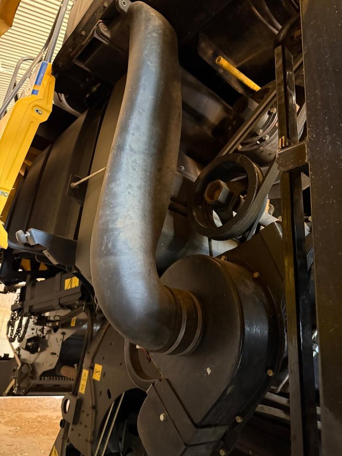 2016 New Holland Cr7.90 Combine Harvester