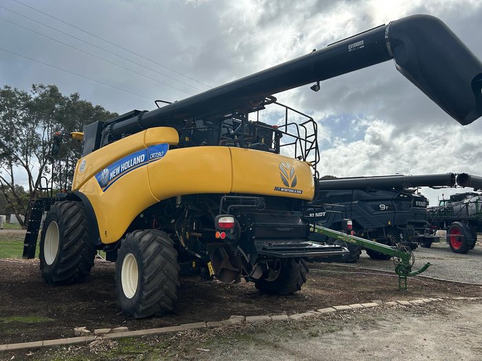 2016 New Holland Cr7.90 Combine Harvester