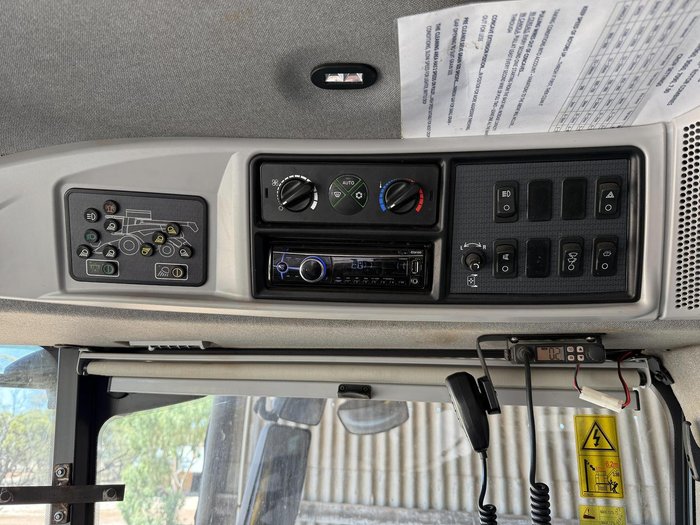 2016 New Holland Cr7.90 Combine Harvester