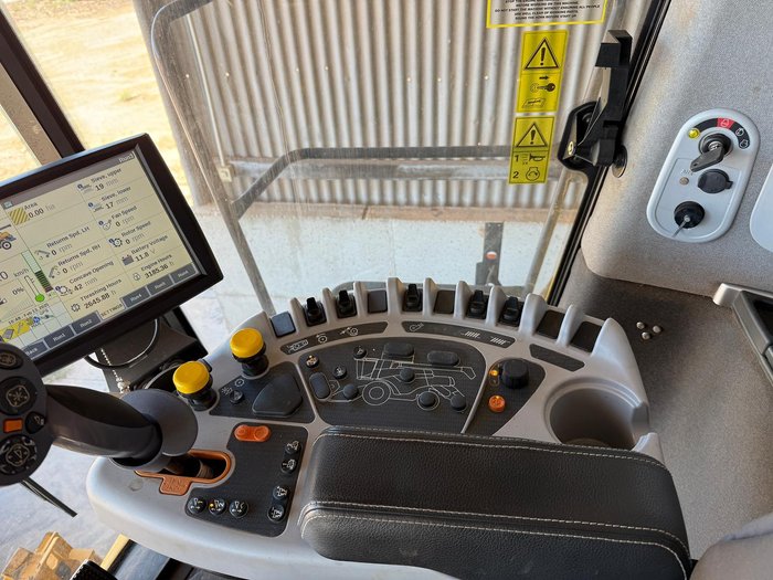 2016 New Holland Cr7.90 Combine Harvester