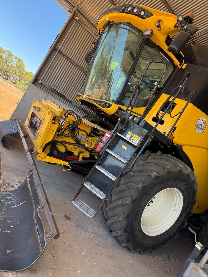 2016 New Holland Cr7.90 Combine Harvester