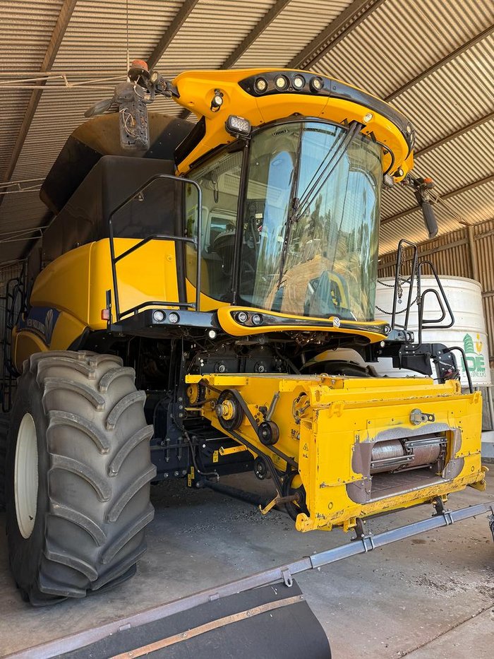 2016 New Holland Cr7.90 Combine Harvester
