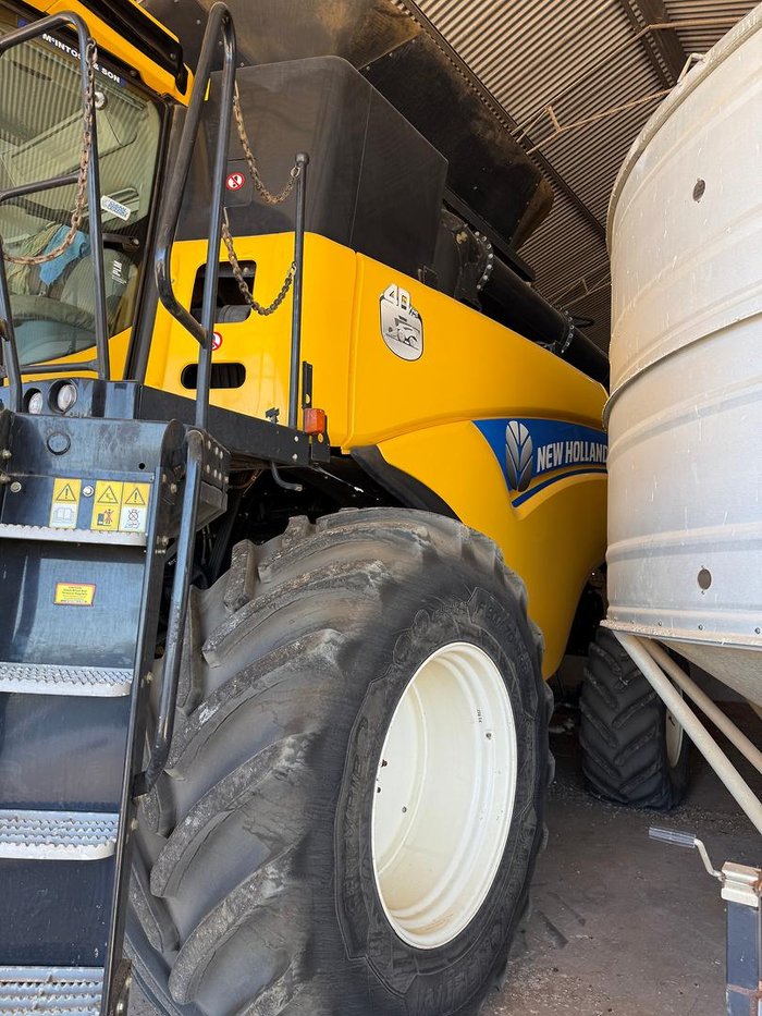 2016 New Holland Cr7.90 Combine Harvester