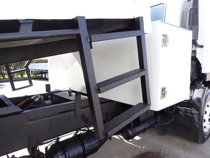 2009 ISUZU FVD 1000 WHITE