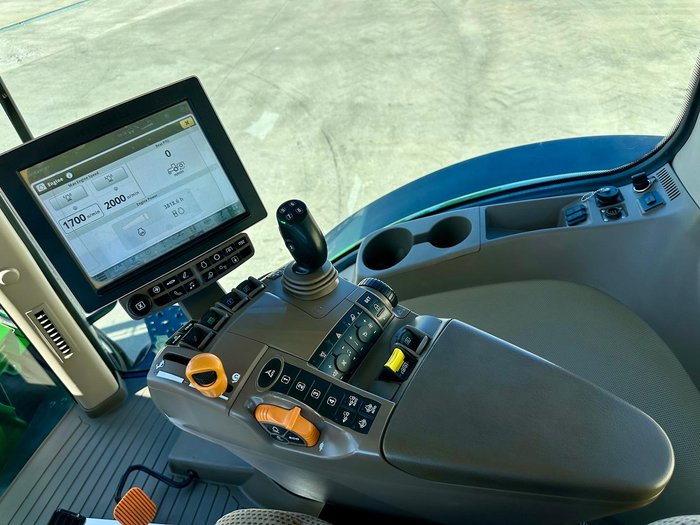 2016 John Deere 7210R