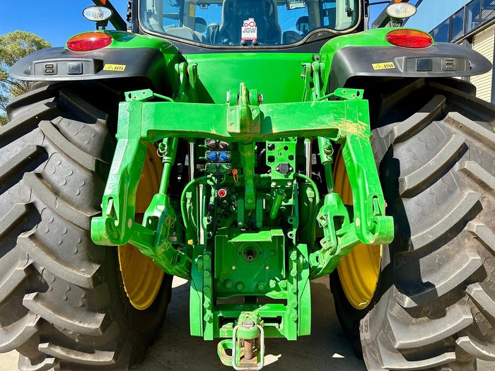 2016 John Deere 7210R